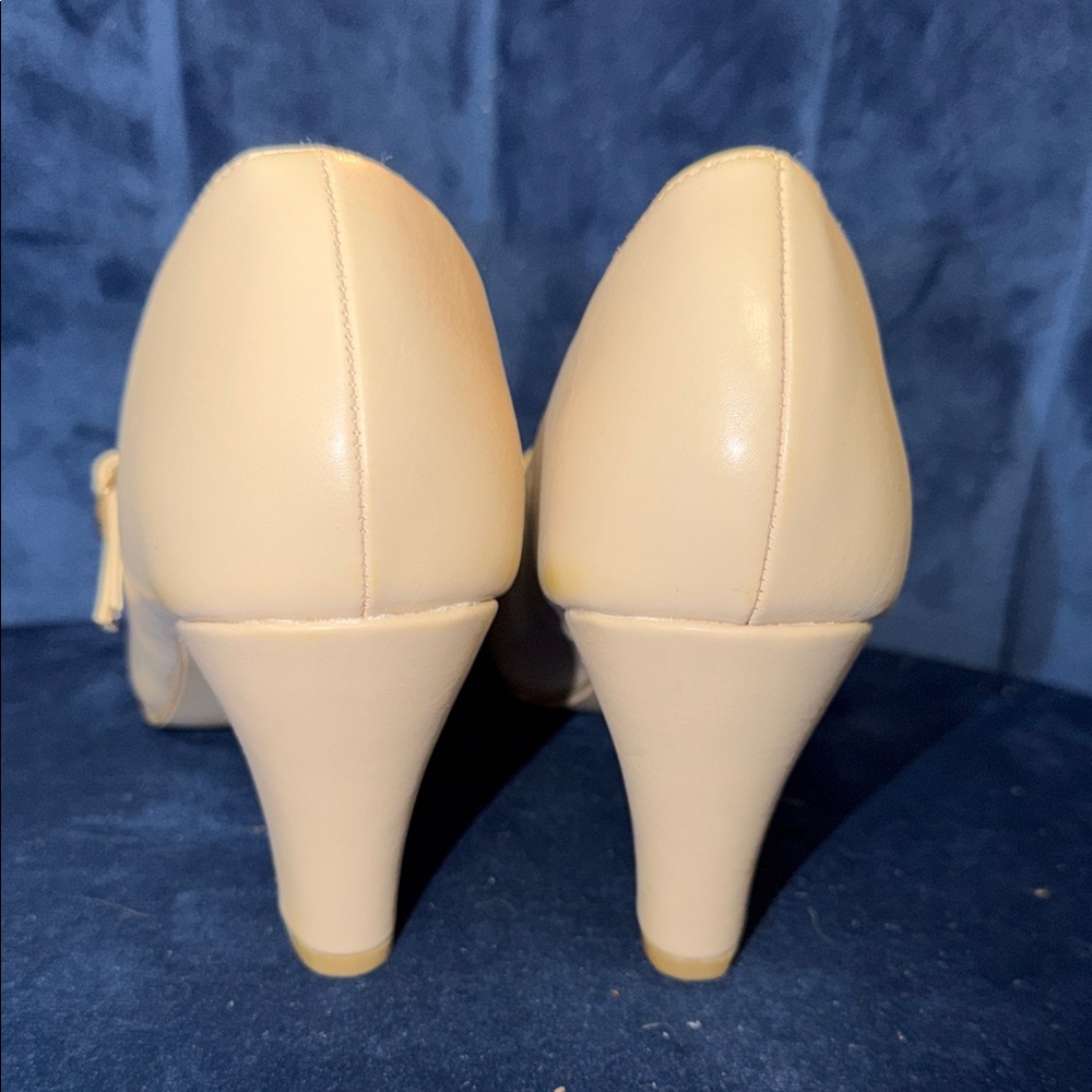 Journee Collection Cream Mary Jane Heels Size 6 - Picture 3 of 6